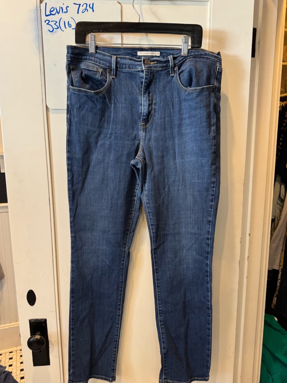 Levi's Slim Straight Jeans in Medium Blue Wash